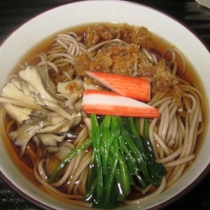 舞茸・天かす・カニカマの温蕎麦